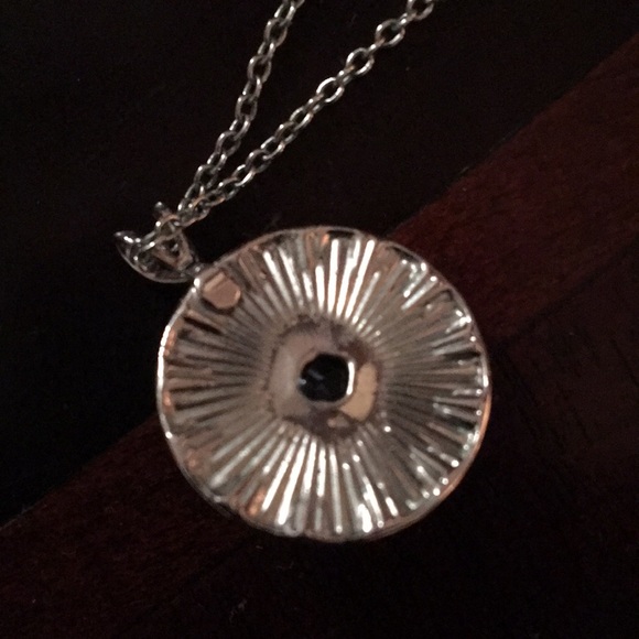 18” silvertone necklace w/ pendant in black/clear - Picture 4 of 5